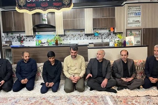تجلیل نماینده قم در مجلس از دانش‌آموز مدال‌آور المپیاد جهانی فیزیک پاریس