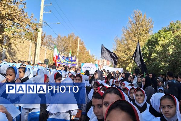 برگزاری راهپیمایی یوم الله ۱۳ آبان با حضور دانش‌آموزان و مسئولین در صفادشت 