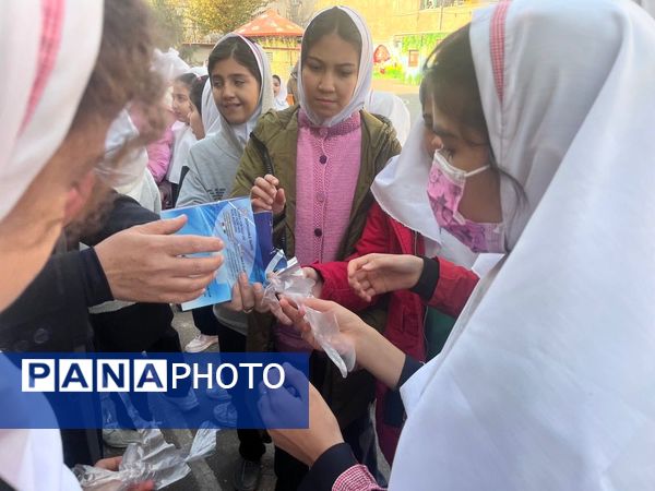 پاکسازی حیاط مدرسه و جمع‌آوری زباله‌ها توسط مدیر و معاونان و مربی و دانش‌آموزان