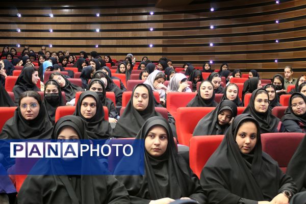 دومین روز از آیین تجلیل از برگزیدگان چهل و دومین دوره مسابقات فرهنگی و هنری دانش‌آموزان شهر تهران