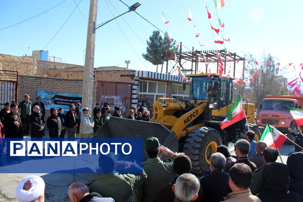 تمثال مبارک امام خمینی(ره) در شهر درق گلباران شد 