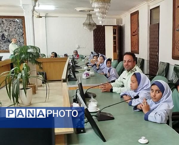 تبریک به پدران شاغل نیروی انتظامی توسط دانش‌آموزان مدرسه شاهد خیر سجادی