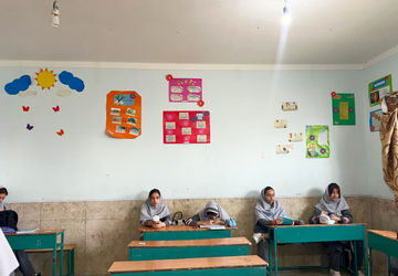 شاداب‌سازی کلاس توسط دانش‌آموزان کلاس ششم دبستان مینوی خرد 