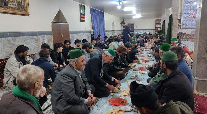 برپایی سفره افطاری در ماه مبارک رمضان در مسجد جامع شهر بار