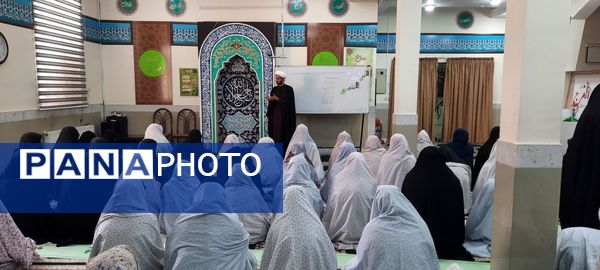 محفل نماز جماعت در دبیرستان نمونه دولتی مهشید مصلی نژاد