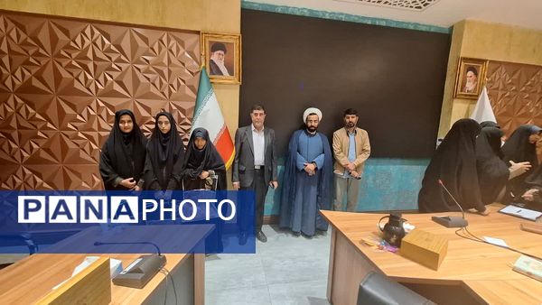 نشست صمیمی با حضور مسئولان و دانشآموزان زینب نام در یزد