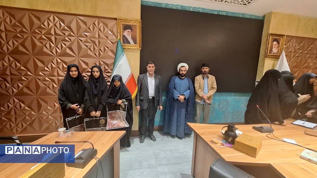 نشست صمیمی با حضور مسئولان و دانشآموزان زینب نام در یزد