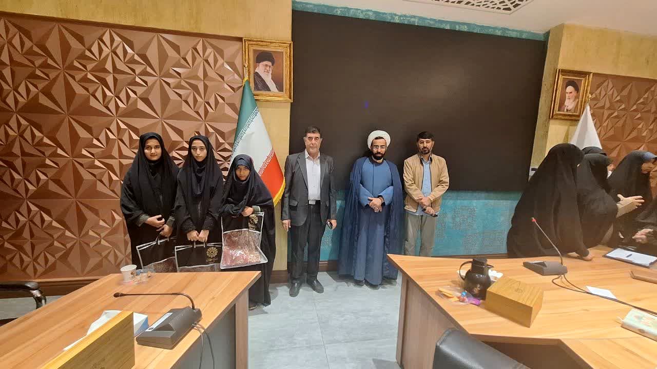 نشست صمیمی با حضور مسئولان و دانشآموزان زینب نام در یزد