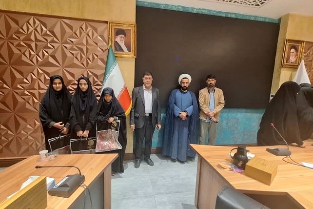 نشست صمیمی با حضور مسئولان و دانش‌آموزان زینب نام در یزد