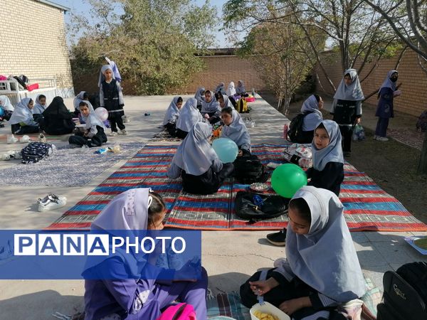 روز پر نشاط همزمان با هفته بهداشت روان در مدرسه تکتم خلیل آباد 