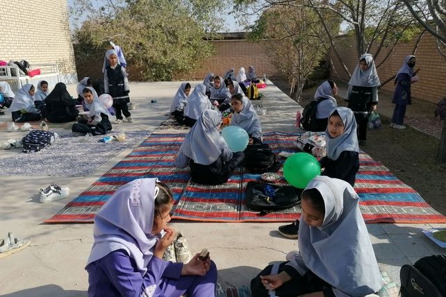 روز پر نشاط همزمان با هفته بهداشت روان در مدرسه تکتم خلیل آباد 